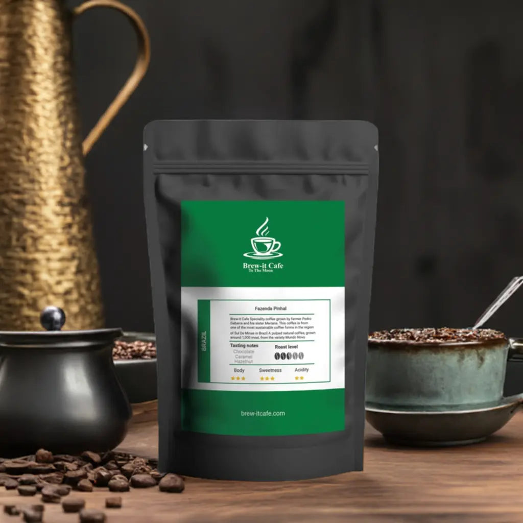 Brew-itCafe single-origin coffee bag with tasting notes and roast level on wooden table with cups and coffee beans